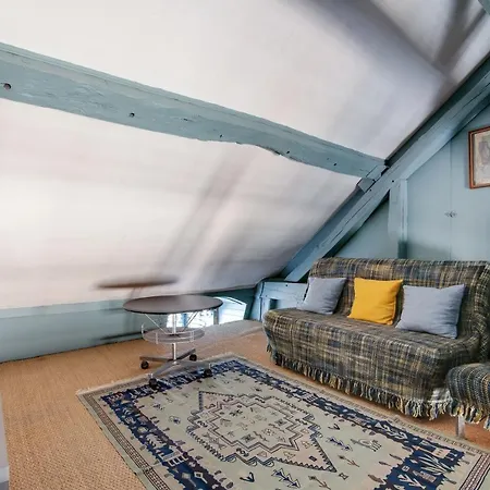 à Avec Cour Intérieure Clôturée - 50 M² *